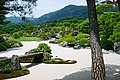 Il giardino del Museo d'arte Adachi a Yasugi. Le montagne sullo sfondo riecheggiano il profilo delle colline interne, le quali riecheggiano a loro volta le rocce sul bordo del lago.