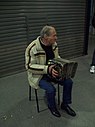 Bandoneonista en el área subterránea de la Estación Constitución, Buenos Aires (2011).