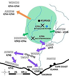 Carte simplifiée de la Côte de l'Or avec les principales villes côtières, Kumasi, les États qui entourent l'Empire ashanti, les deux batailles principales contre Denkiyra puis le tracé de chaque campagne jusqu'en 1716.