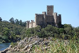 El castillo de Almourol, reconstruido en 1171, se encuentra en un pequeño islote en el río Tajo