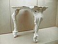 Table en bois sculpté, moulage en plâtre
