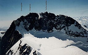 La pointe Dufour, point culminant du mont Rose, et ses deux antécimes : la pointe Dunant et le Grenzgipfel.