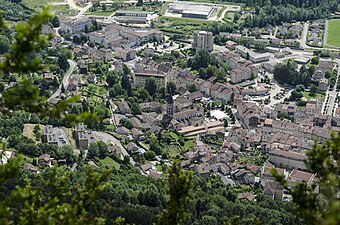 L'église, au centre, vue des falaises de la ville.