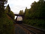 Ett turisttåg på Stångådalsbanan. Bron över tåget är del av sträckningen för Växjö–Åseda–Hultsfreds Järnväg.