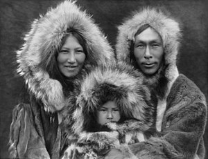 משפחת אינופיאקים באלסקה בשנת 1929. צילום מעשה ידי אדוארד קרטיס.