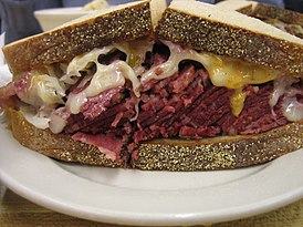 Сэндвич Рубен на ржаном хлебе в Katz’s Delicatessen