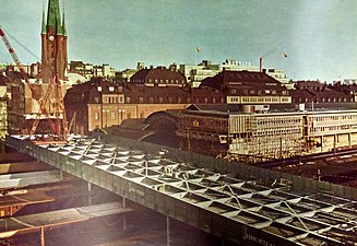 Stålbron över bangården under uppförande, 1950-tal. I bakgrunden syns Stockholms centralstation