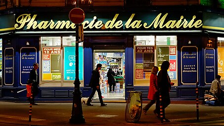 NW corner of the square : Pharmacie de la Mairie (Pharmacy).
