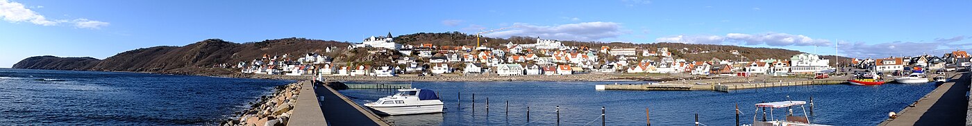 Panoramabild av Mölle från hamnpiren i slutet av mars 2012.