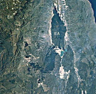 Image satellite légendée du nord de la dépression de l'Afar avec au centre (EA) le système volcanique comprenant l'Erta Ale.