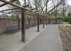 Pergola mit Sitzgelegenheit