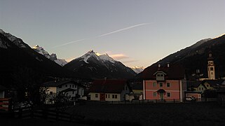 Sonnenaufgang im Stubaital - Blick über die Dächer von Fulpmes zum Elfer