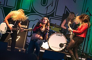 Thundermother headbangar i Stockholm 2016.