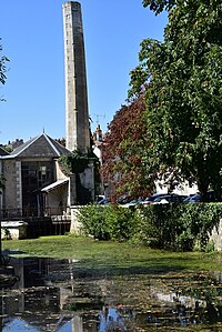 Cheminée octogonale en pierre de 1851 à Saint-Maixent-l'École (Deux-Sèvres, France).