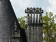 Cheminée et haut de lucarne décorés, château de Puyguilhem.