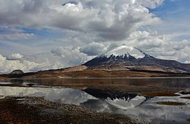The domes at the foot of Parinacota are well visible. In the middle right of the image, one of the Ajata lava flows is recognizable