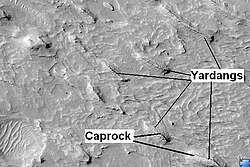 Vue de la formation de Medusae Fossae le 30 septembre 2006 par l'instrument HiRISE de MRO, dans le quadrangle d'Elysium par 0,5° N et 142,1° E[126].