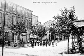 Mouriès en 1900. Vue générale du Cours, sur la gauche le Café de l'Avenir.