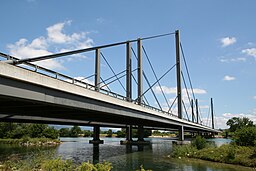 Motorvägsbro mellan Arch och Grenchen i Solothurn över floden Aare.