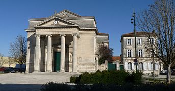 L'église Saint-Jacques et sa place.