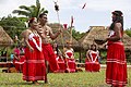 Les danseurs sont invités à boire une bière traditionnelle dite "Cassava" en août 2019.