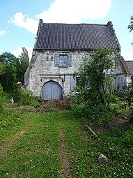 L'ancien manoir fortifié du XVIe siècle.