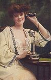 אישה משתמשת בטלפון, 1910