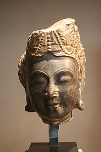 Tête de Bodhisattva. Marbre. Fin VIe siècle Chine, début Sui (581-618). Musée Cernuschi