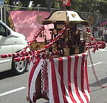 子供みこしで使われる山車（神輿の台輪より下側の部分）（2004年7月、大阪市今津比枝神社夏祭りの巡行）