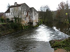 Le château de Maleffe au bord de l'Auvézère.