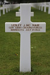 Photo noir et blanc de la pierre tombale de McNair au cimetière américain de Colleville-sur-Mer