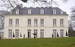 « La Perraudière » abrite la mairie de Saint-Cyr (face à la Loire).