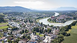 Vy över Oberndorf, till vänster om floden Salzach