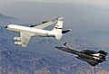 מטוס SR-71 בתדלוק, על גב המטוס מורכב מנוע LASRE.