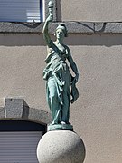 Statue devant l'ancienne mairie.