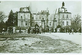 Freiwillige Helfer bergen Einrichtung aus dem Schloss