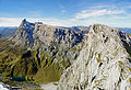 Blick von der Scheienfluh auf Sulzfluh (links) und Weißplatte, unten der Partnunsee