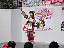 了法寺とろ弁天のコスプレ姿で歌うとろ美（2014年4月撮影）