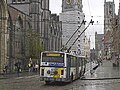 Die O-Bus-Oberleitung kreuzte am Kornmarkt die der Straßenbahn mit Hilfe einer aufwändigen Konstruktion.