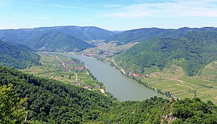 El Danubio en el Wachau: izqda, Bacharnsdorf, Mitterarnsdorf, Hofarnsdorf y Oberarnsdorf; dcha., St. Michael y Spitz an der Donau