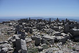 Restos del templo de Zeus en la cima de Attavyros