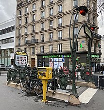 Vue latérale de l'accès à la station.