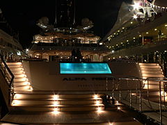 Vue sur l'arrière de l'Alfa Nero, et de sa piscine, la nuit