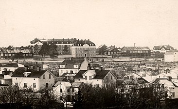 Östgöta trängkår, längs Kaserngatan, mitt i bild. Bostadsbebyggelse, närmast i bild, söder om Tränggatan