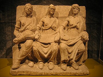 Bas-relief représentant trois déesses-mères. Musée du Pays Châtillonnais.