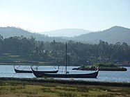 Barcos viquingos en Catoira e cruceiro na Illa dos Ratos.