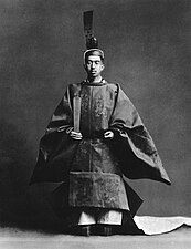 Hirohito, emperador del Japón, como gran sacerdote sintoísta del Estado.