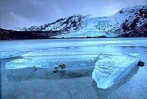 אייאפיאלאייקול הוא קרחון שבמרכזו הר געש פעיל בדרום איסלנד, המתפרץ באופן תדיר יחסית מאז סוף עידן הקרח. ההתפרצות האחרונה של הר הגעש אירעה באמצע אפריל 2010, וענן אפר געשי שהעלתה לאטמוספירה גרם להפרעות קשות בתנועה האווירית מעל צפון-מערב אירופה.