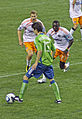 Dominic Oduro (r.) als Spieler des US-amerika- nischen Fußballclubs Houston Dynamo im August 2010