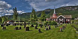 Kyrkan från norr, med kyrkogården.